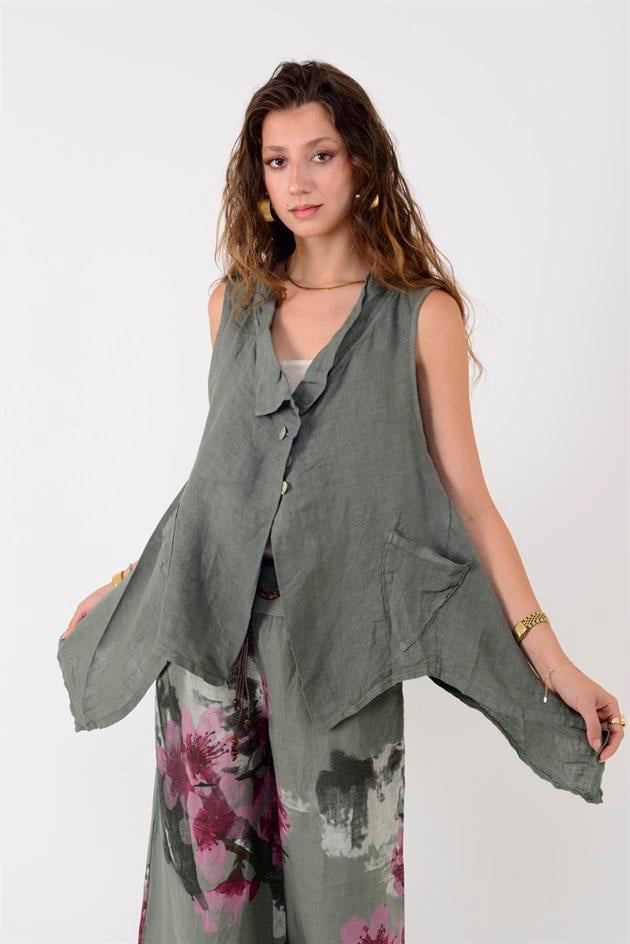 12168 ASİMETRİK KESİM DÜĞME DETAYLI KOLSUZ KETEN BLUZ