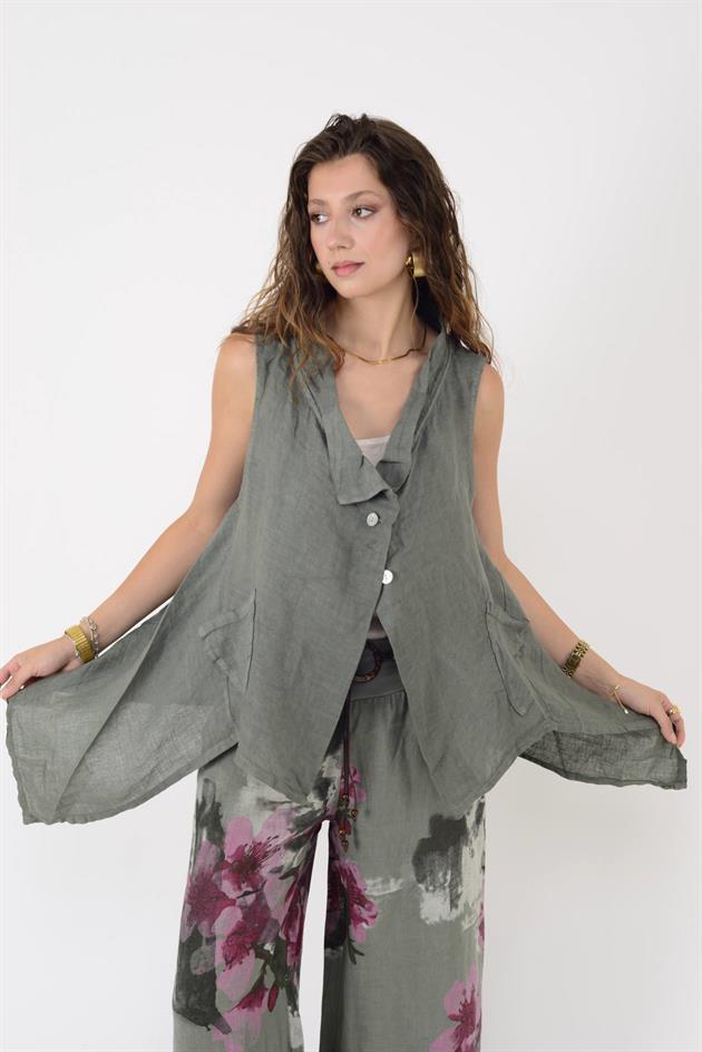 12168 ASİMETRİK KESİM DÜĞME DETAYLI KOLSUZ KETEN BLUZ