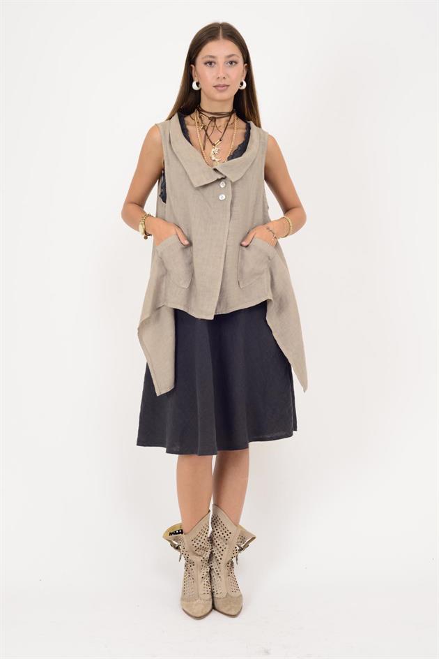 12168 ASİMETRİK KESİM DÜĞME DETAYLI KOLSUZ KETEN BLUZ