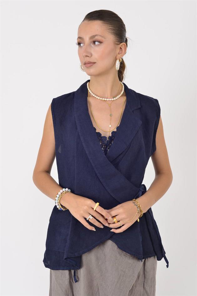 14987 KRUVAZE BAĞLAMA DETAYLI KOLSUZ KETEN BLUZ