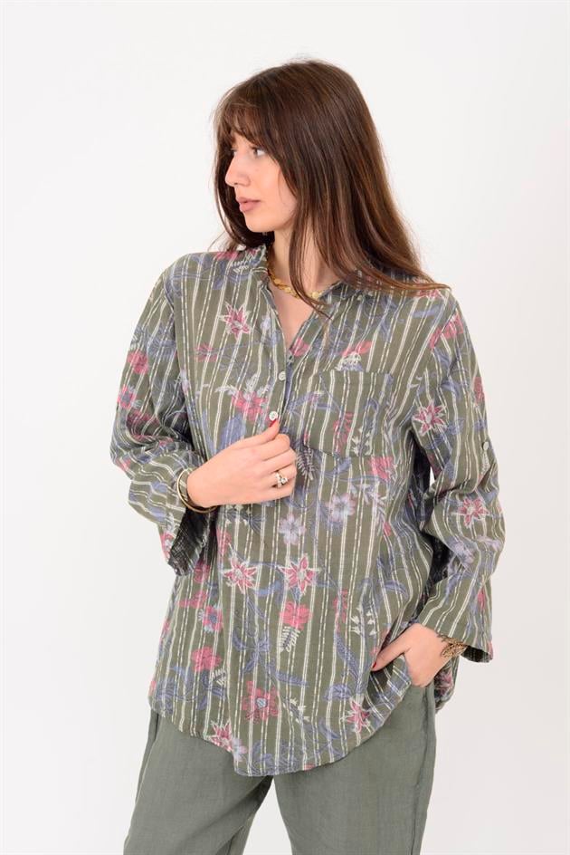 15455F-109 ÇİZGİLİ SARMAŞIK DESEN ÜÇ DÜĞMELİ GÖMLEK