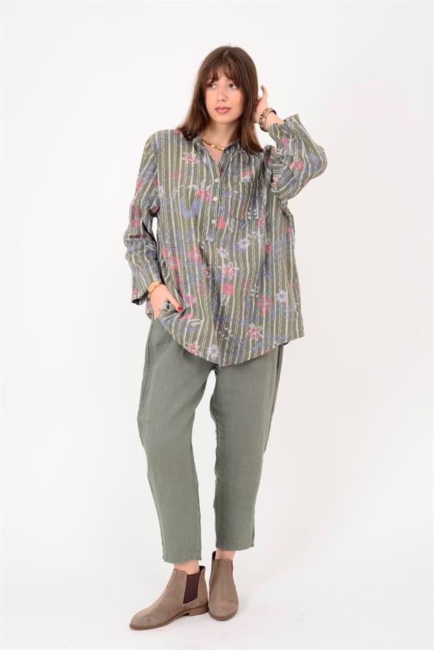 15455F-109 ÇİZGİLİ SARMAŞIK DESEN ÜÇ DÜĞMELİ GÖMLEK