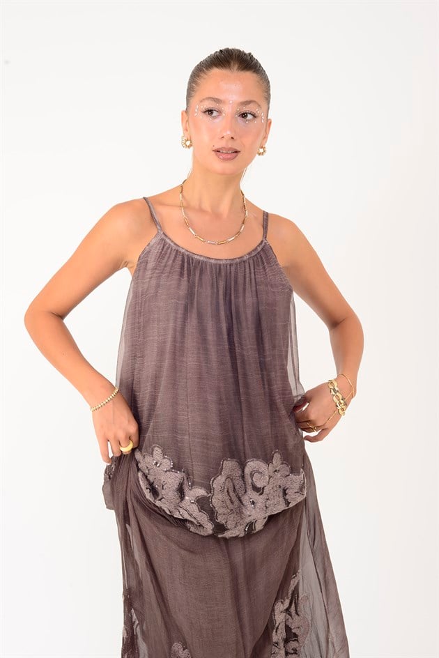 1655 KABARTMALI PAYET DETAYLI ASKILI İPEK BLUZ