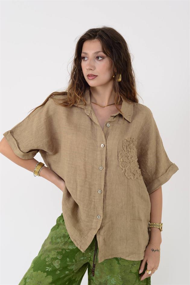 20341 KABARTMALI ÇİÇEK DETAYLI KISA KOL KETEN GÖMLEK