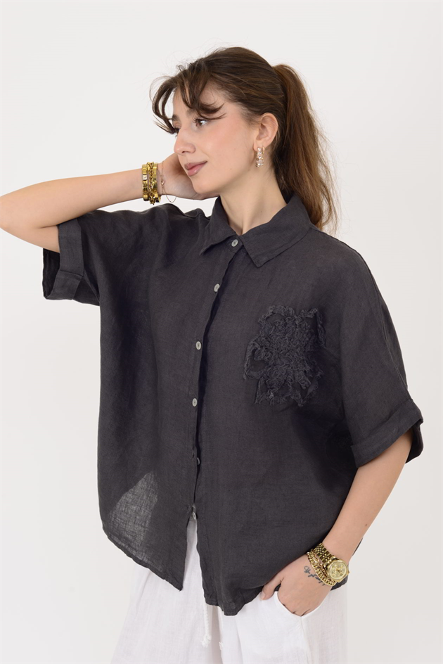 20341 KABARTMALI ÇİÇEK DETAYLI KISA KOL KETEN GÖMLEK