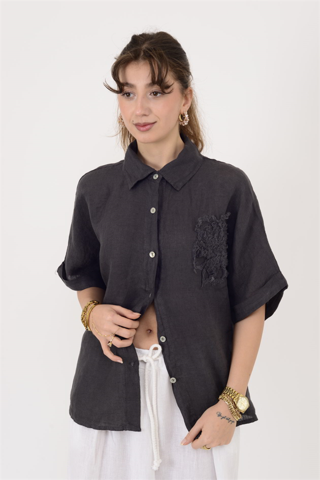 20341 KABARTMALI ÇİÇEK DETAYLI KISA KOL KETEN GÖMLEK