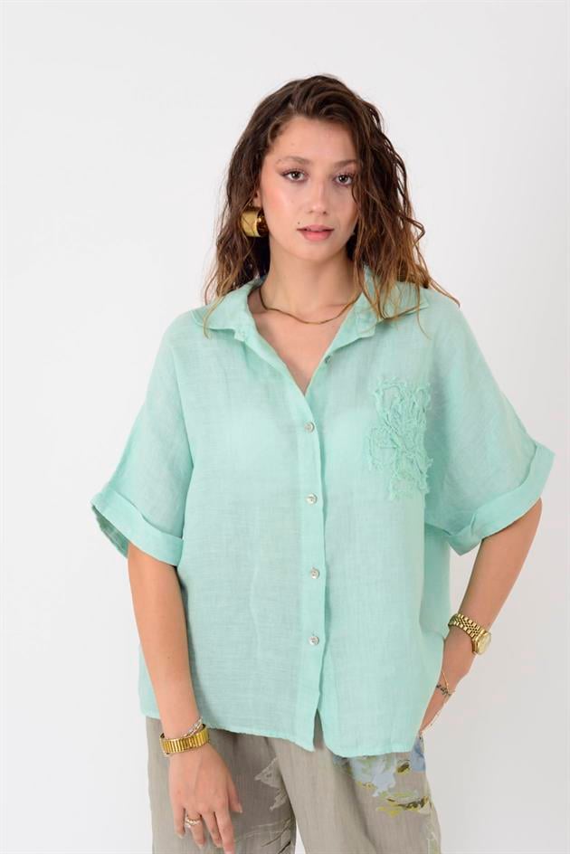 20341 KABARTMALI ÇİÇEK DETAYLI KISA KOL KETEN GÖMLEK