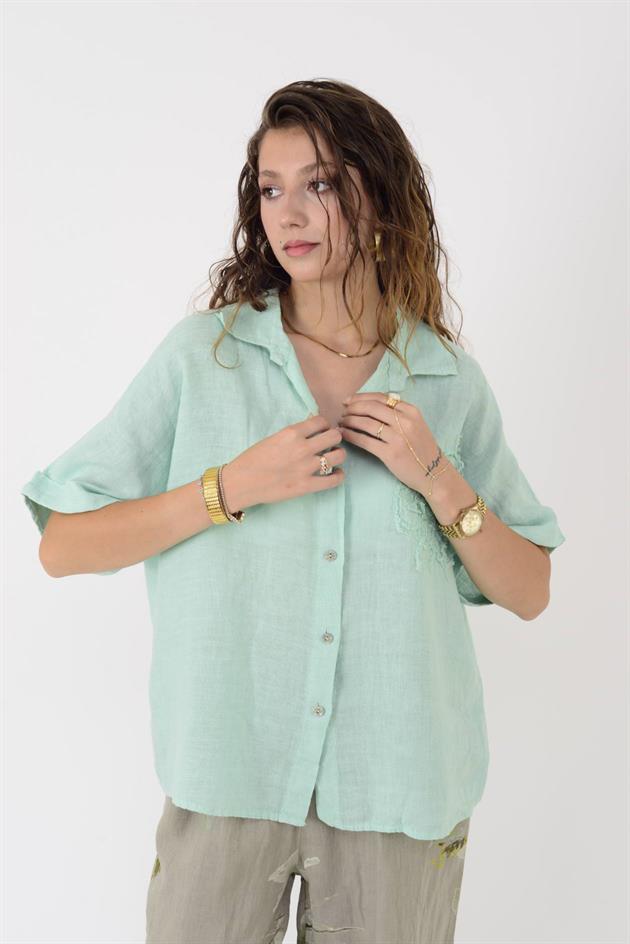 20341 KABARTMALI ÇİÇEK DETAYLI KISA KOL KETEN GÖMLEK