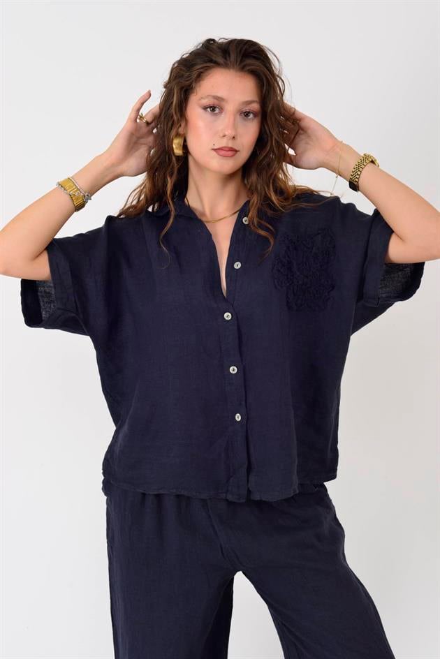 20341 KABARTMALI ÇİÇEK DETAYLI KISA KOL KETEN GÖMLEK