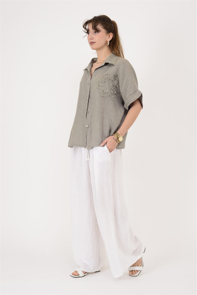 20341 KABARTMALI ÇİÇEK DETAYLI KISA KOL KETEN GÖMLEK