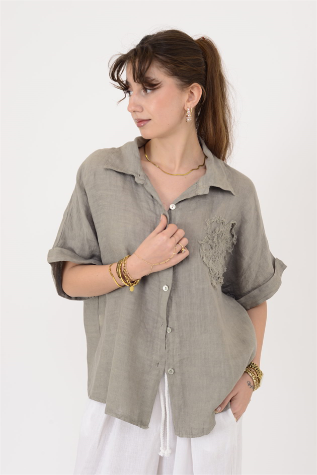 20341 KABARTMALI ÇİÇEK DETAYLI KISA KOL KETEN GÖMLEK