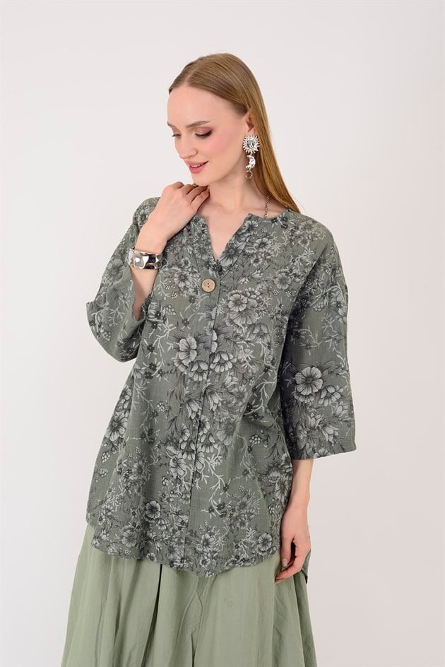 20718 KIR ÇİÇEKLERİ DESENLİ TEK DÜĞMELİ BLUZ