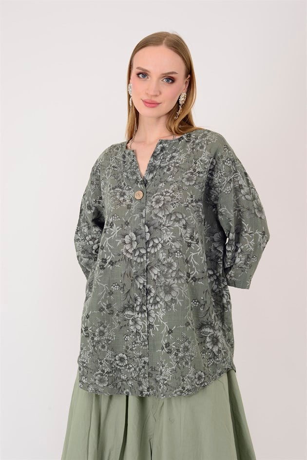 20718 KIR ÇİÇEKLERİ DESENLİ TEK DÜĞMELİ BLUZ
