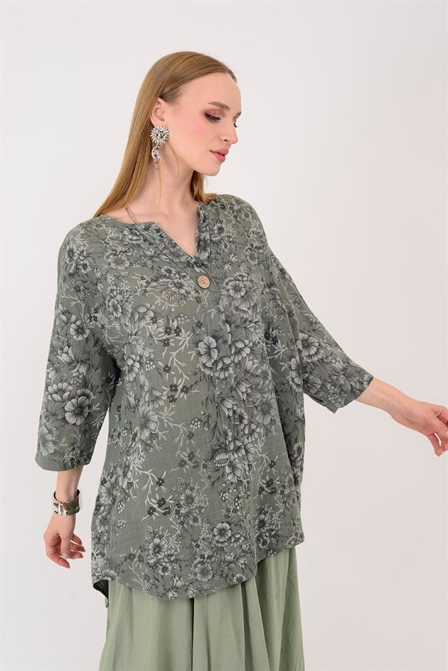 20718 KIR ÇİÇEKLERİ DESENLİ TEK DÜĞMELİ BLUZ