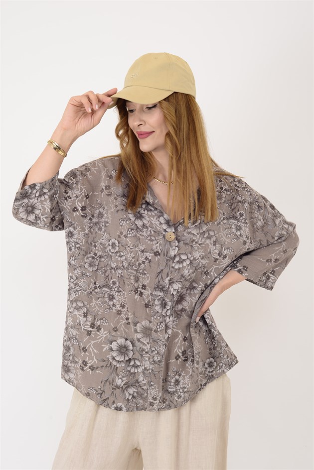 20718 KIR ÇİÇEKLERİ DESENLİ TEK DÜĞMELİ BLUZ
