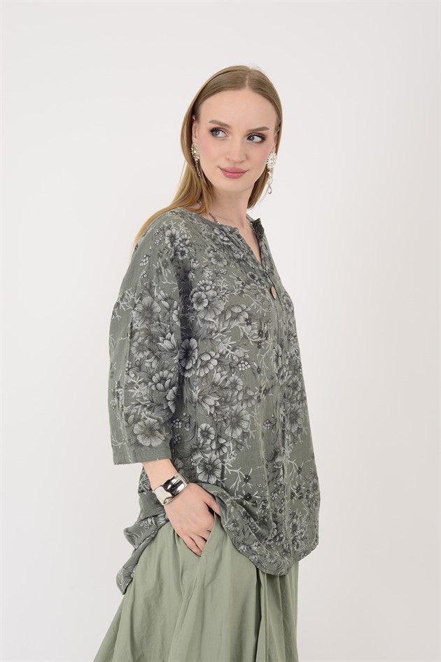 20718 KIR ÇİÇEKLERİ DESENLİ TEK DÜĞMELİ BLUZ