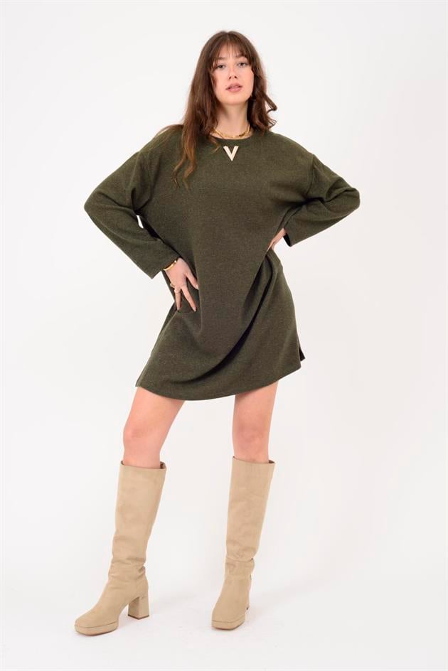 21458 V BROŞ DETAYLI SİMLİ TRİKO DOKULU KISA ELBİSE