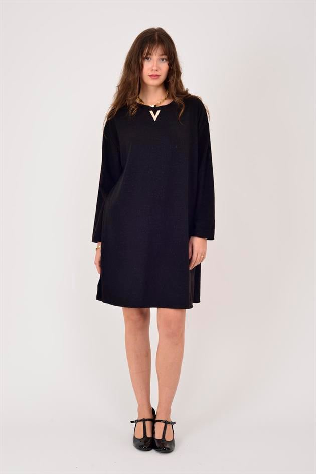 21458 V BROŞ DETAYLI SİMLİ TRİKO DOKULU KISA ELBİSE