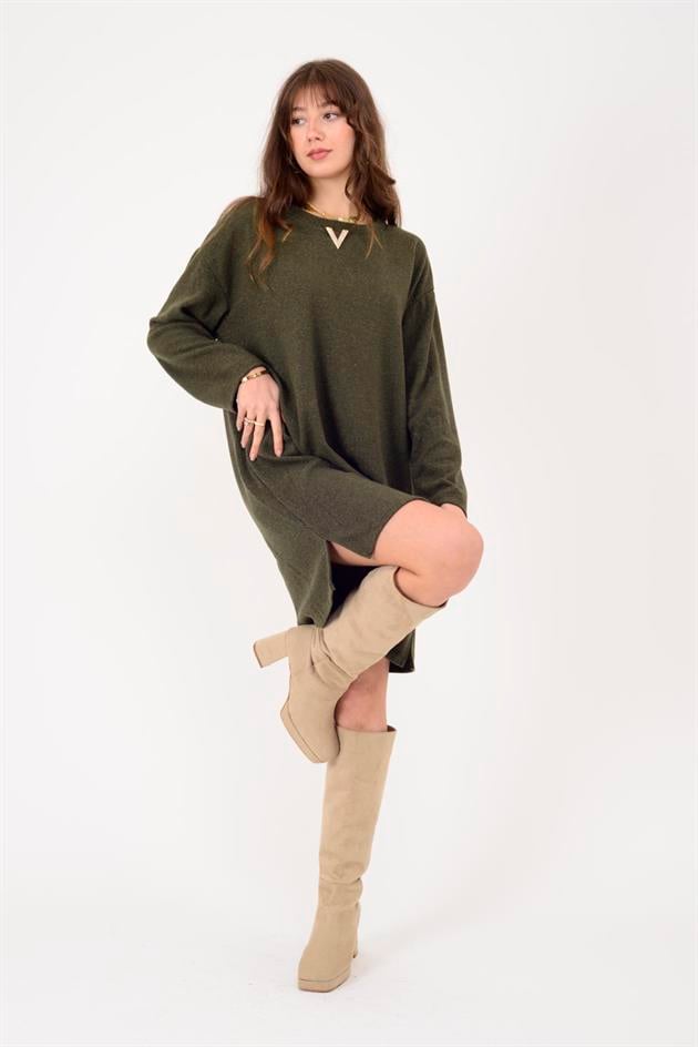 21458 V BROŞ DETAYLI SİMLİ TRİKO DOKULU KISA ELBİSE