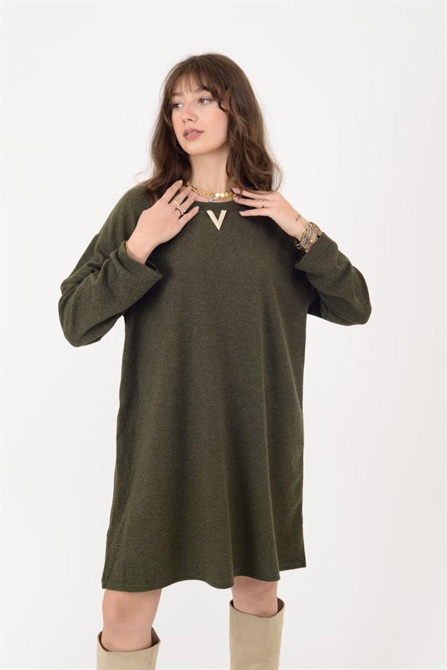 21458 V BROŞ DETAYLI SİMLİ TRİKO DOKULU KISA ELBİSE