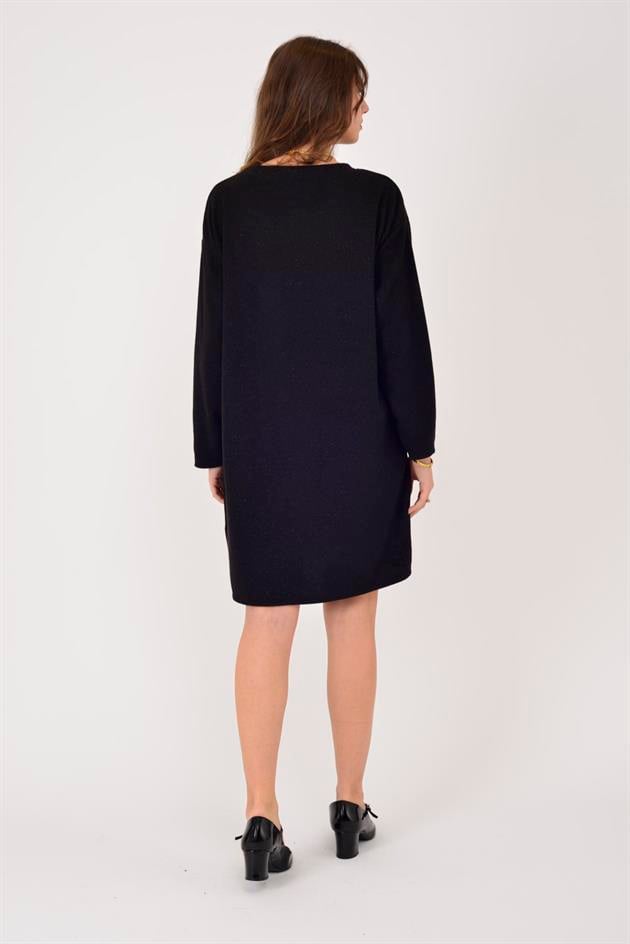 21458 V BROŞ DETAYLI SİMLİ TRİKO DOKULU KISA ELBİSE