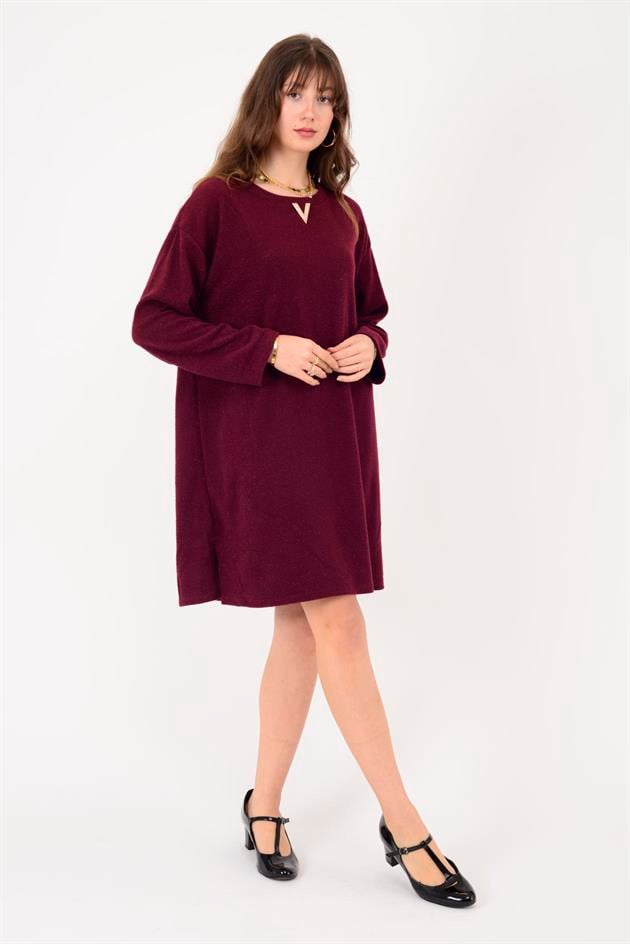 21458 V BROŞ DETAYLI SİMLİ TRİKO DOKULU KISA ELBİSE