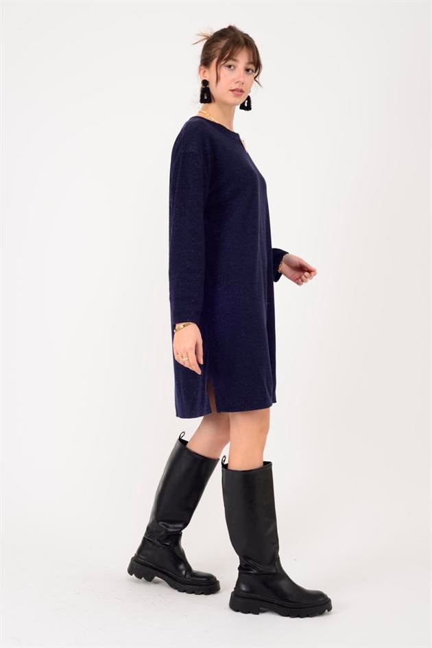 21458 V BROŞ DETAYLI SİMLİ TRİKO DOKULU KISA ELBİSE