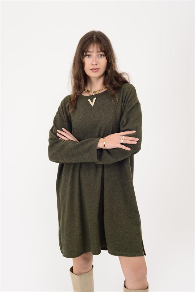 21458 V BROŞ DETAYLI SİMLİ TRİKO DOKULU KISA ELBİSE