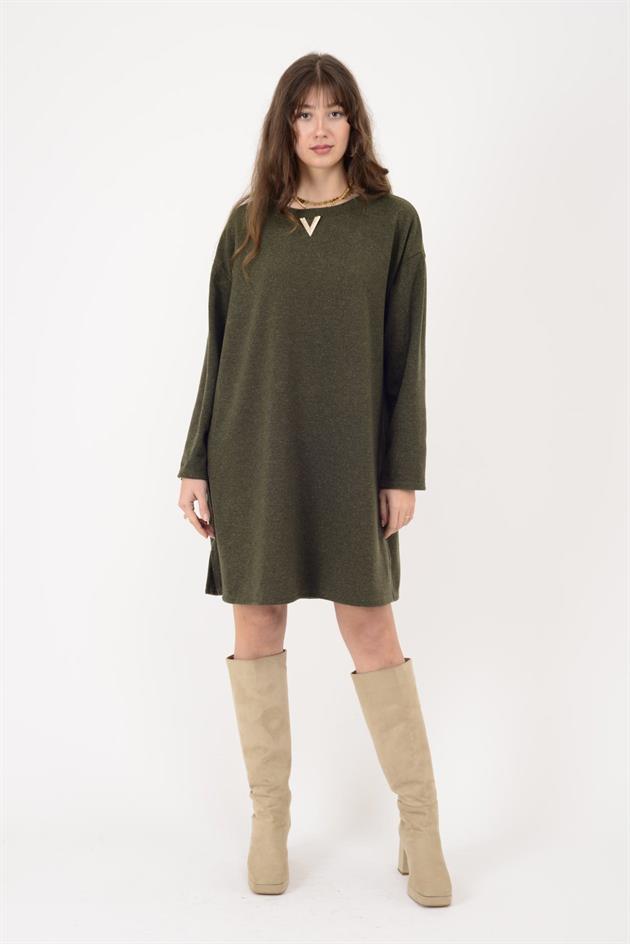 21458 V BROŞ DETAYLI SİMLİ TRİKO DOKULU KISA ELBİSE