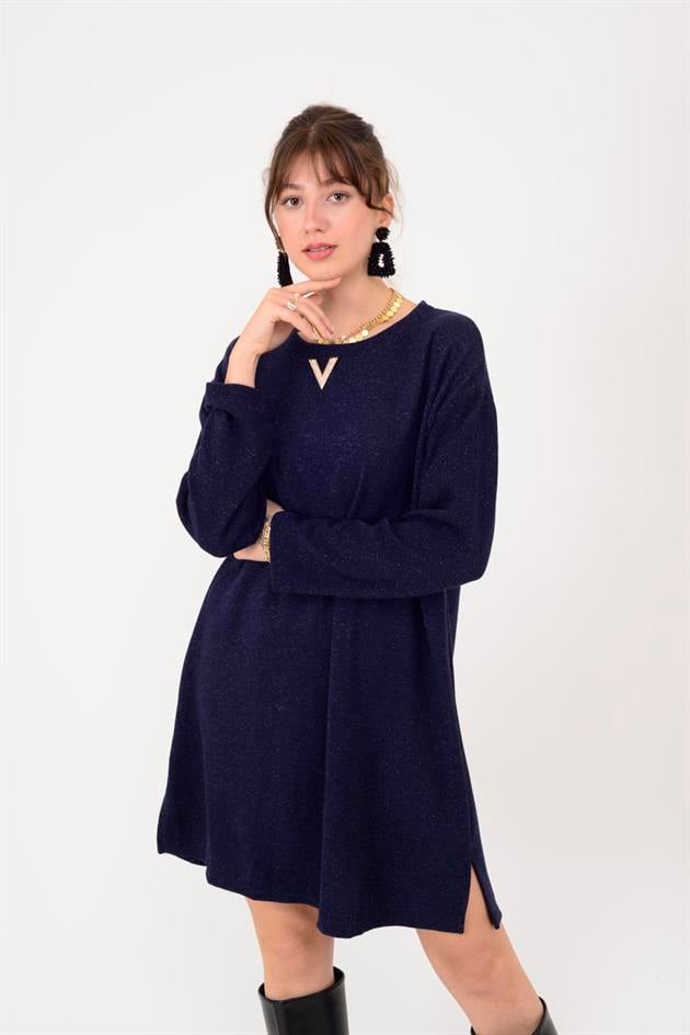 21458 V BROŞ DETAYLI SİMLİ TRİKO DOKULU KISA ELBİSE