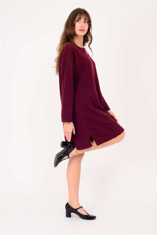 21458 V BROŞ DETAYLI SİMLİ TRİKO DOKULU KISA ELBİSE