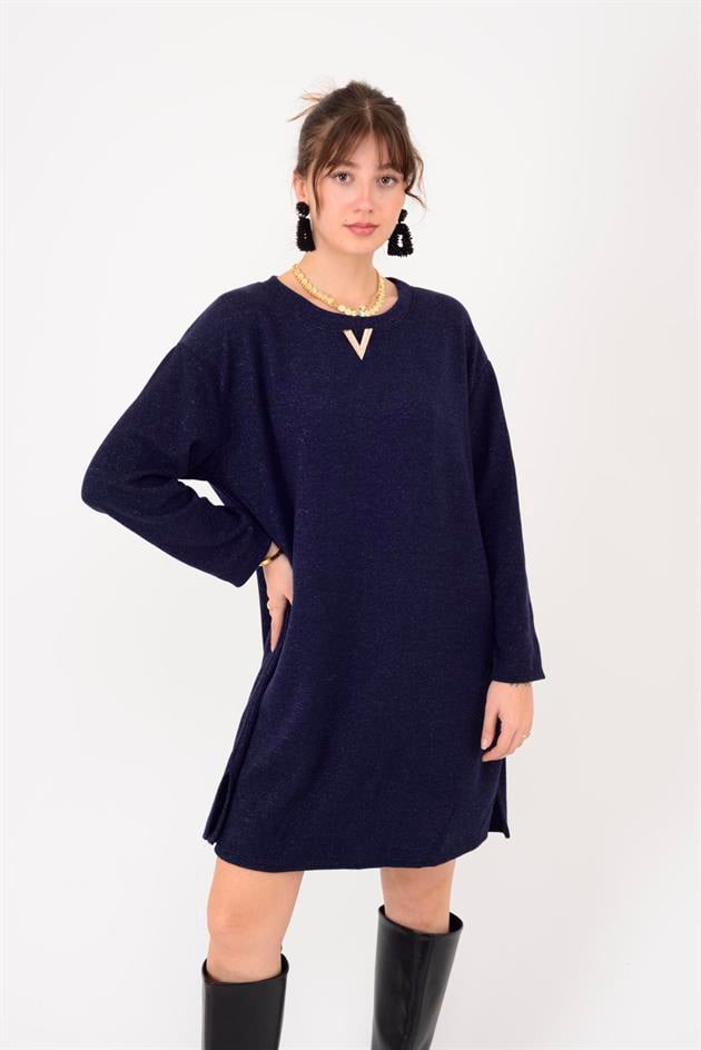 21458 V BROŞ DETAYLI SİMLİ TRİKO DOKULU KISA ELBİSE