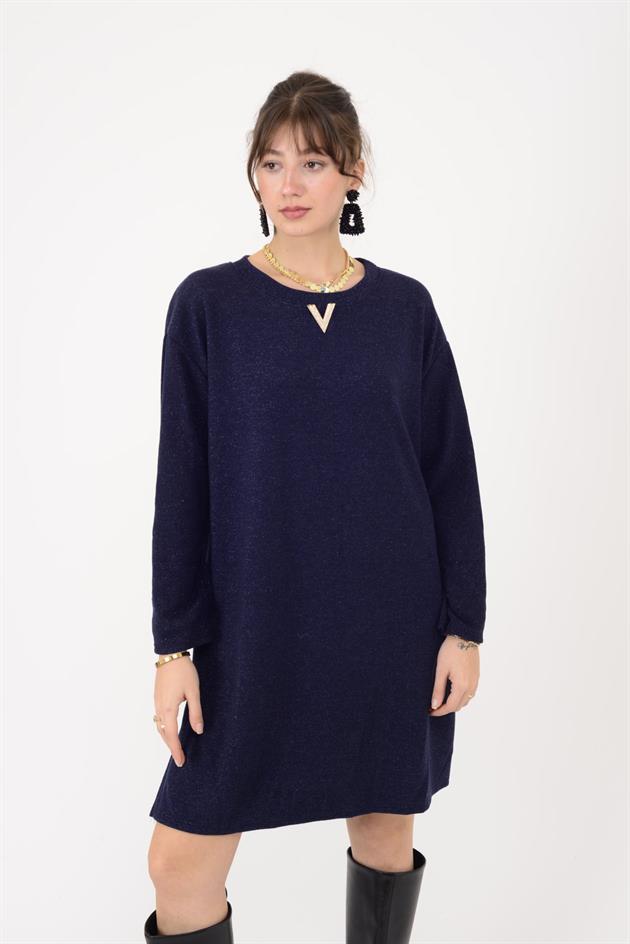 21458 V BROŞ DETAYLI SİMLİ TRİKO DOKULU KISA ELBİSE