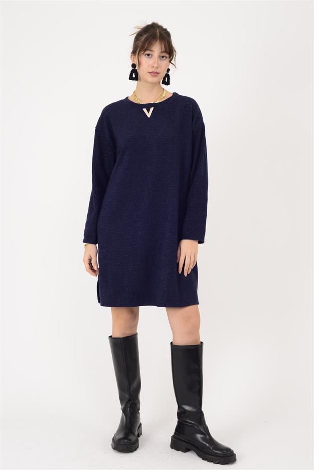 21458 V BROŞ DETAYLI SİMLİ TRİKO DOKULU KISA ELBİSE