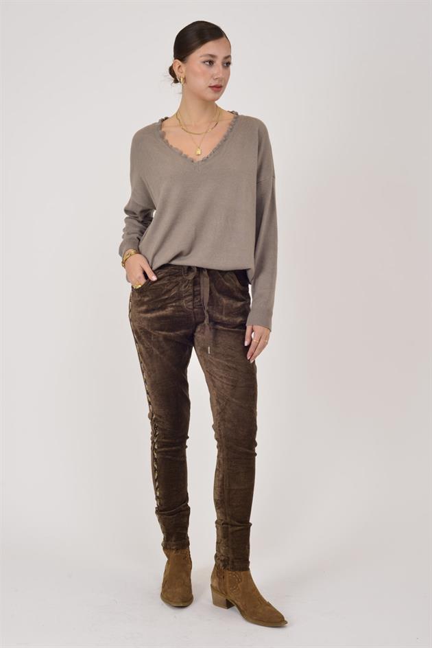 6175 TAŞ ŞERİT DETAYLI FİTİLLİ KADİFE PANTOLON