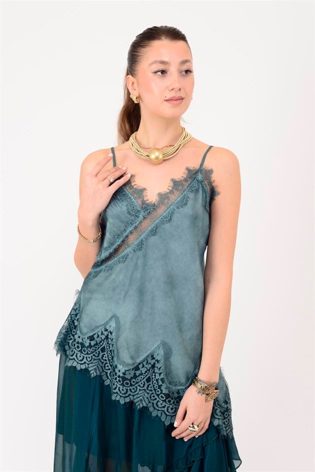 23408 ASKILI DANTEL DETAYLI ASİMETRİK SATEN BLUZ