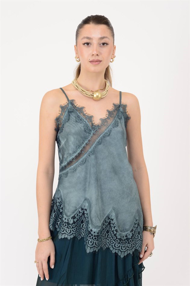 23408 ASKILI DANTEL DETAYLI ASİMETRİK SATEN BLUZ