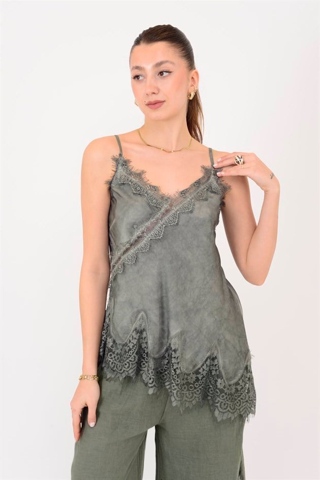 23408 ASKILI DANTEL DETAYLI ASİMETRİK SATEN BLUZ