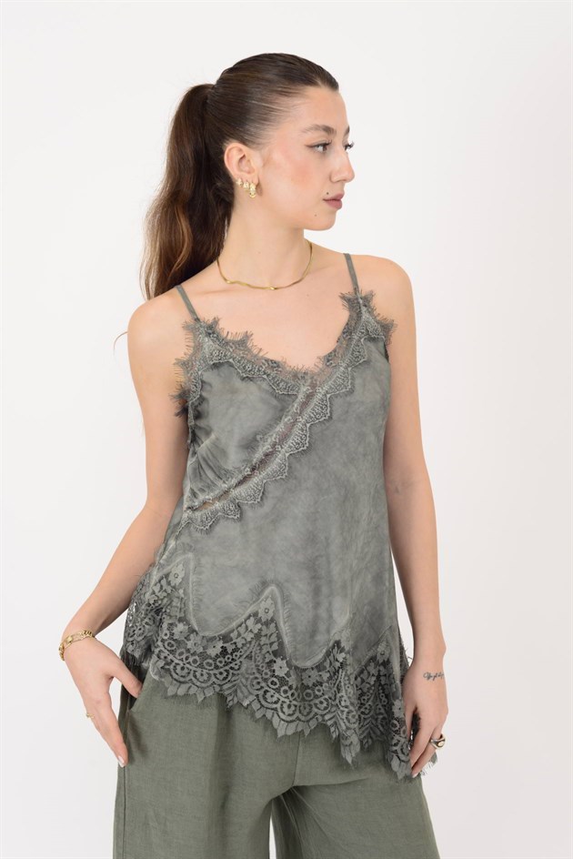 23408 ASKILI DANTEL DETAYLI ASİMETRİK SATEN BLUZ