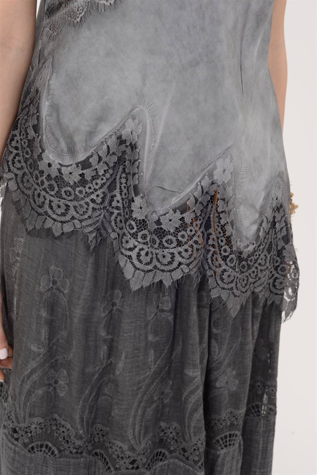 23408 ASKILI DANTEL DETAYLI ASİMETRİK SATEN BLUZ