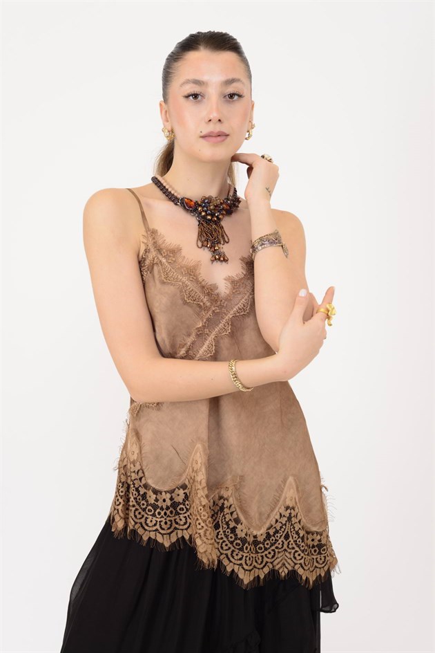 23408 ASKILI DANTEL DETAYLI ASİMETRİK SATEN BLUZ