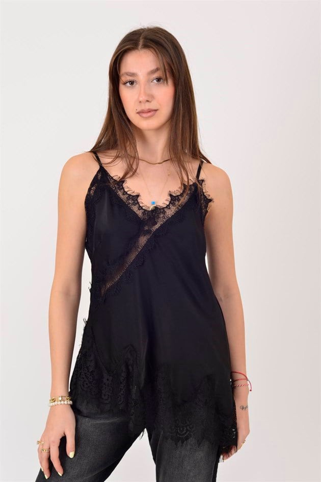 23408 ASKILI DANTEL DETAYLI ASİMETRİK SATEN BLUZ