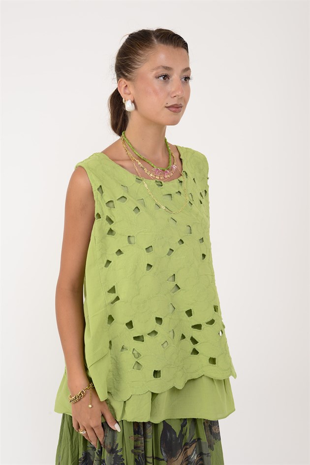 26203 FİSTOLU DESENLİ KOLSUZ BLUZ