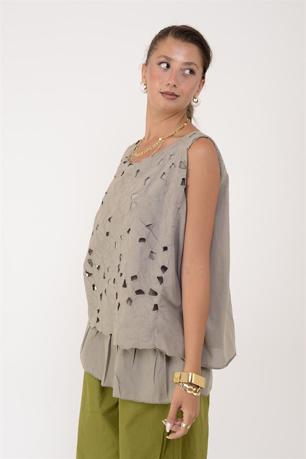 26203 FİSTOLU DESENLİ KOLSUZ BLUZ