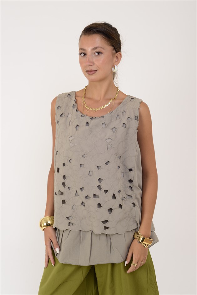 26203 FİSTOLU DESENLİ KOLSUZ BLUZ
