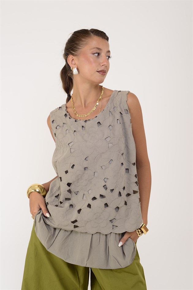 26203 FİSTOLU DESENLİ KOLSUZ BLUZ
