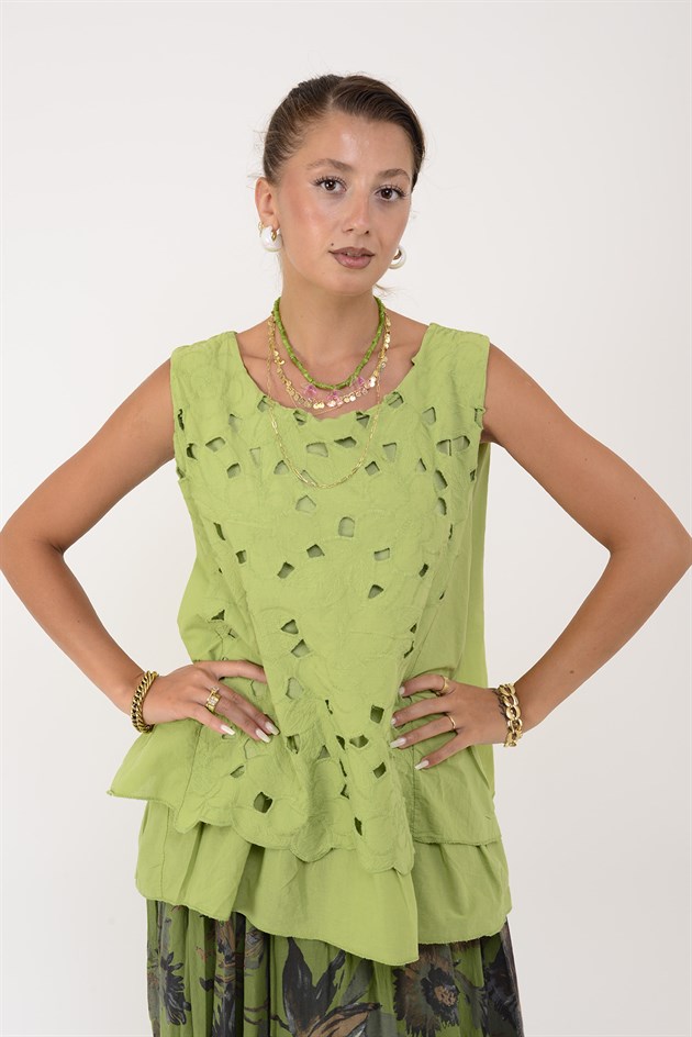 26203 FİSTOLU DESENLİ KOLSUZ BLUZ