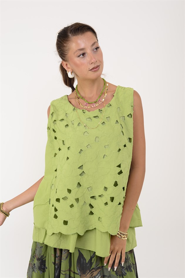 26203 FİSTOLU DESENLİ KOLSUZ BLUZ
