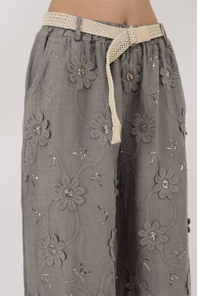 41770 KABARTMALI ÇİÇEK DETAYLI KEMERLİ KETEN PANTOLON