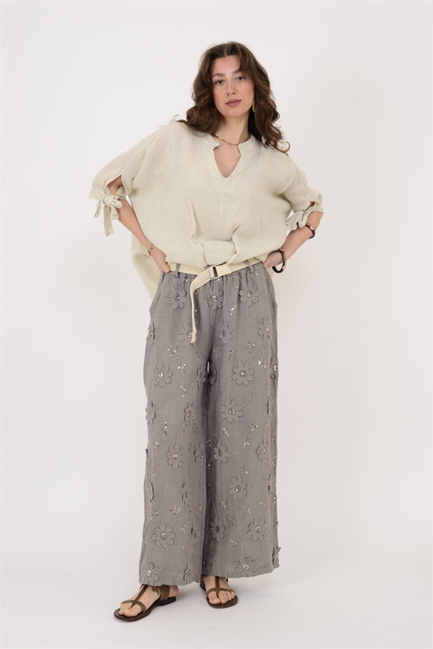 41770 KABARTMALI ÇİÇEK DETAYLI KEMERLİ KETEN PANTOLON